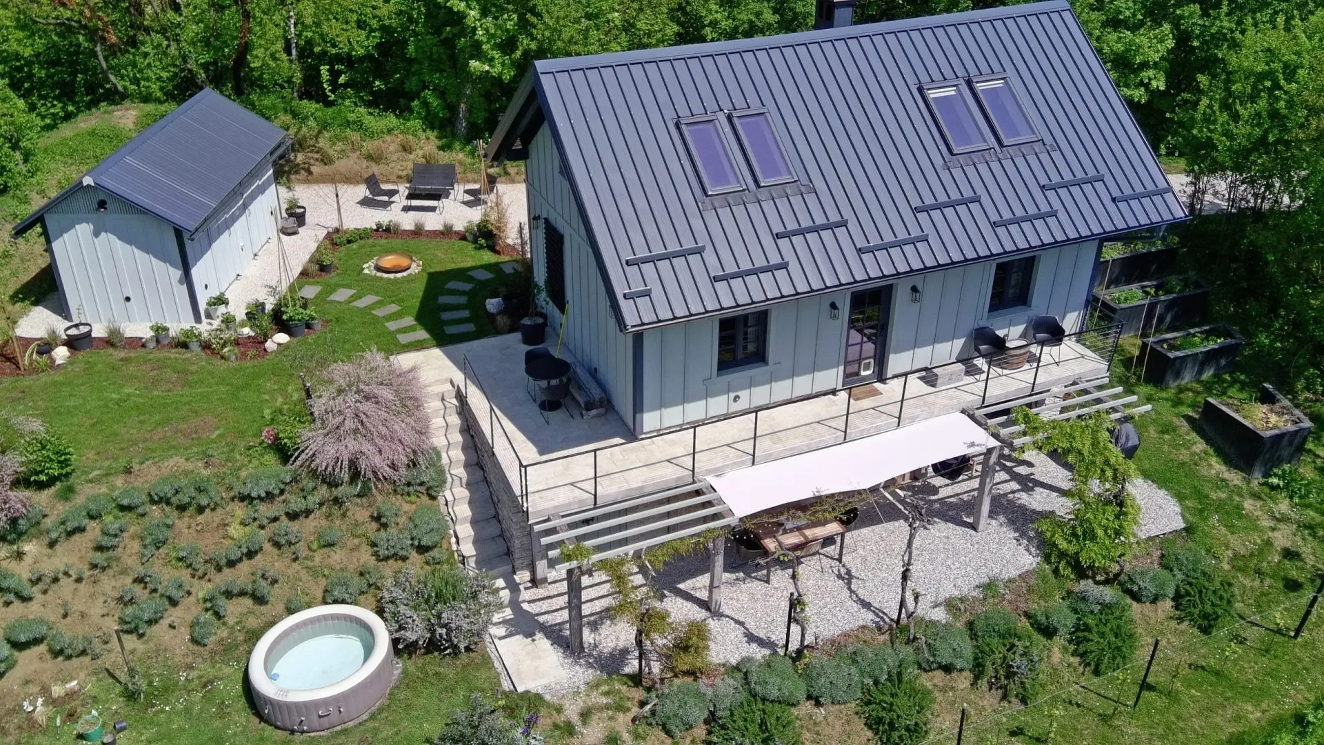 South East area – A beautiful, renovated house with large garden and vineyard