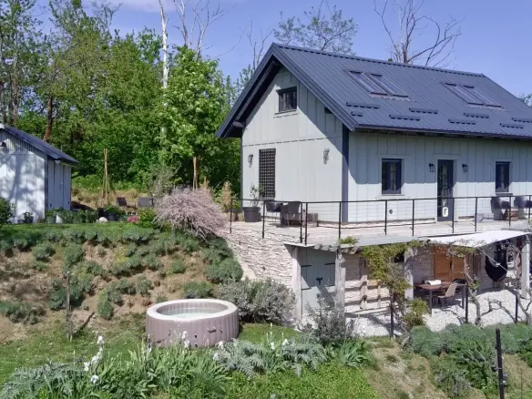 South East area – A beautiful, renovated house with large garden and vineyard