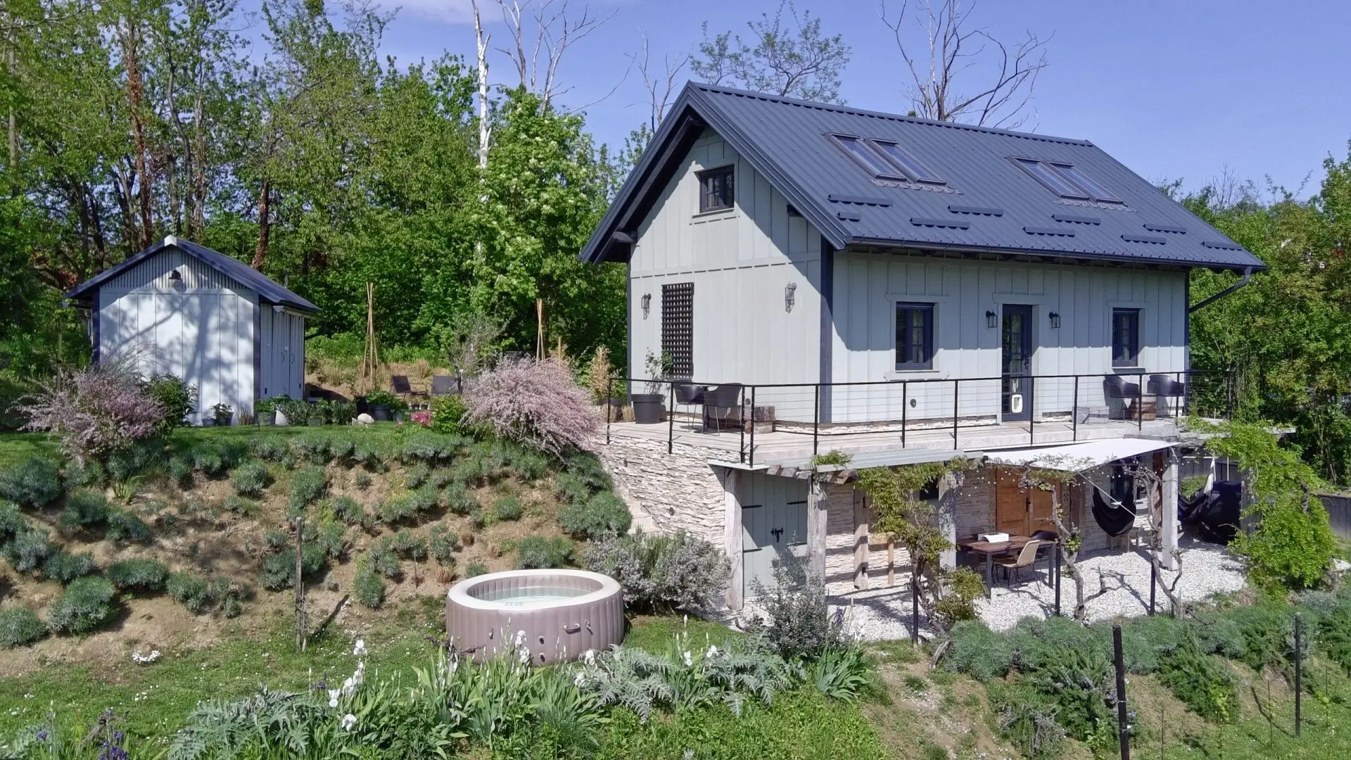 South East area – A beautiful, renovated house with large garden and vineyard
