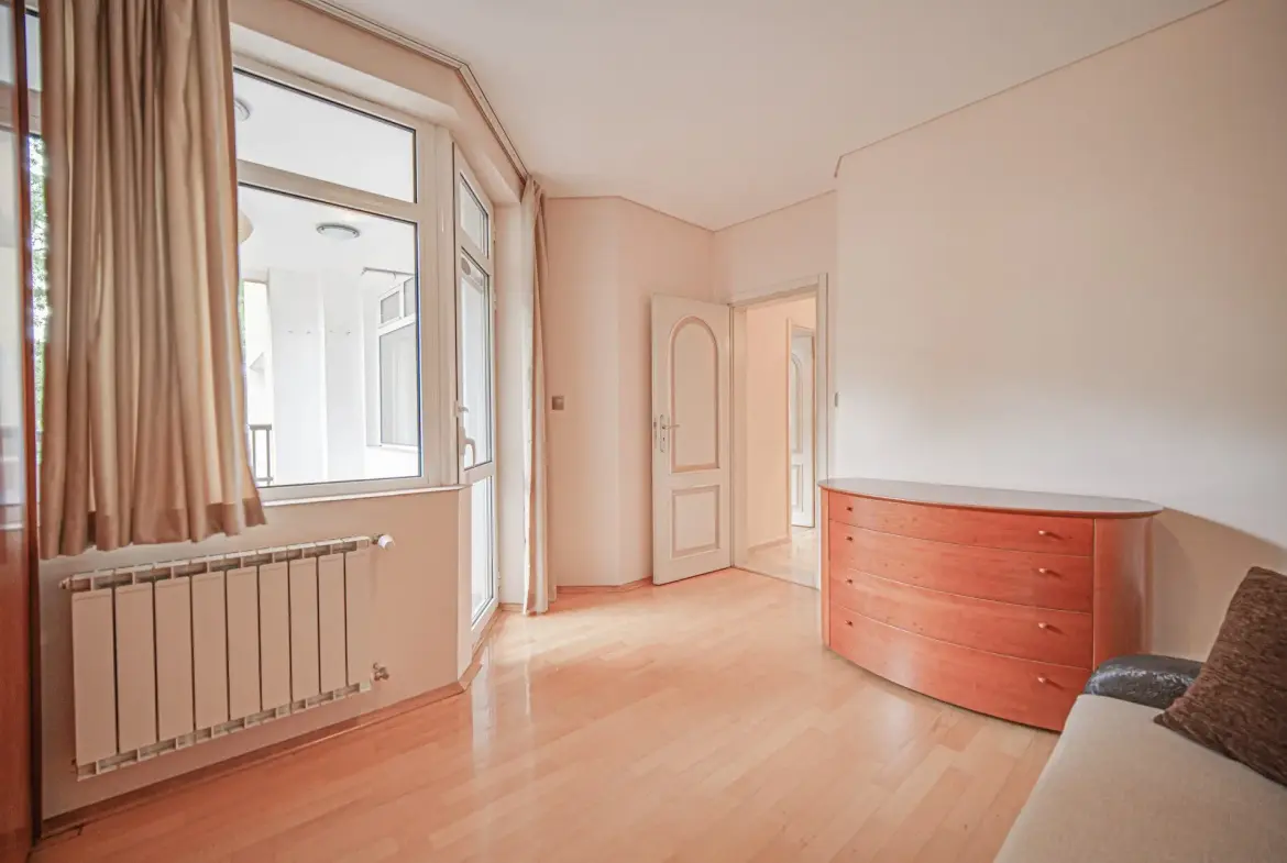Spacious four-room apartment with panoramic views of Borisova Garden in the heart of Lozenets