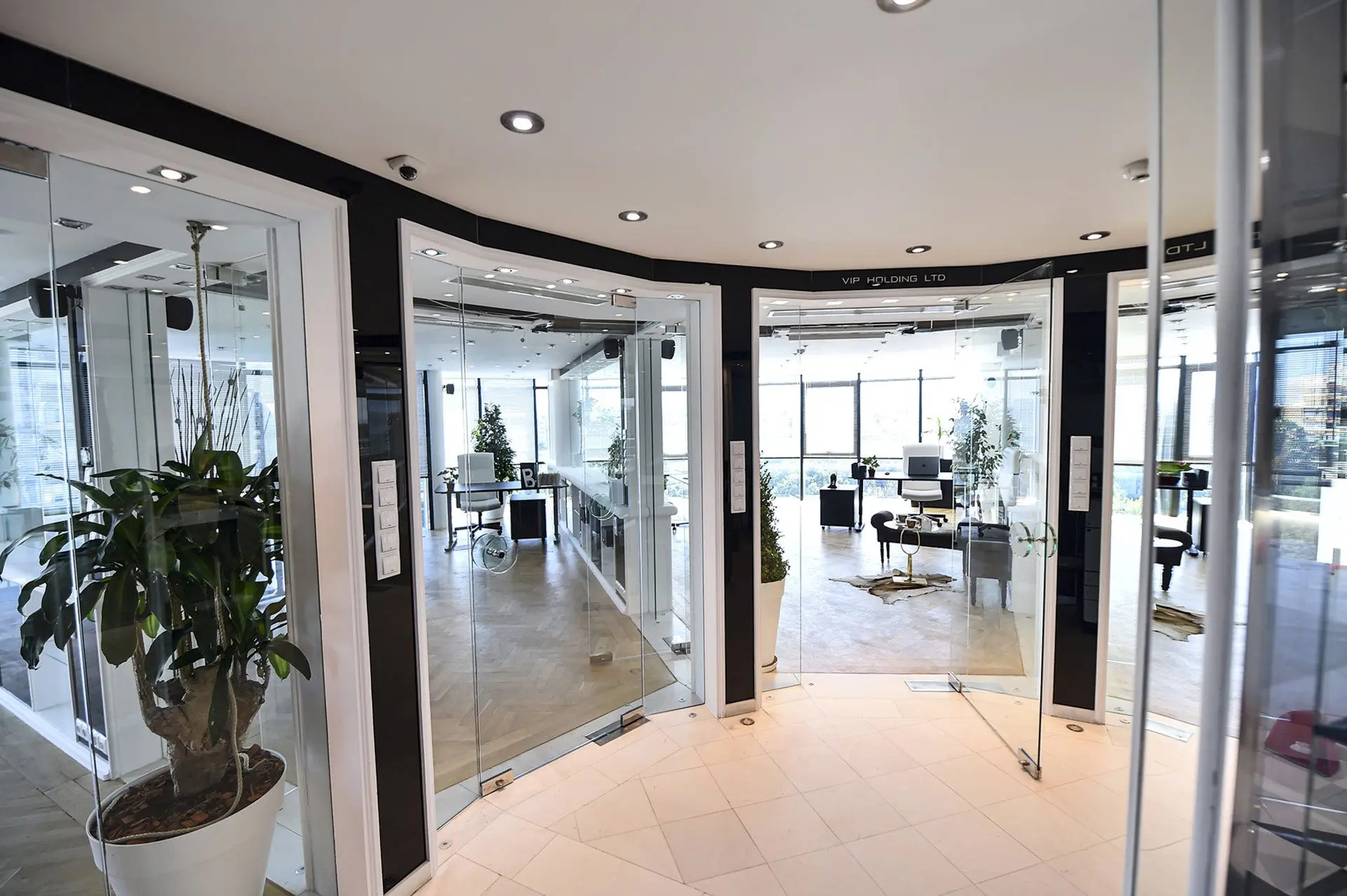 1c1ac996aefcb6597a9efbf784812e32 Spacious floor of a business building located in Hadji Dimitar district