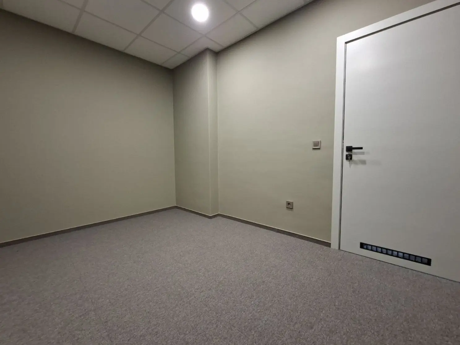 1c9f84d3bbf9c2bbcbe535cf59f96984 Clinic for sale in a class A business building