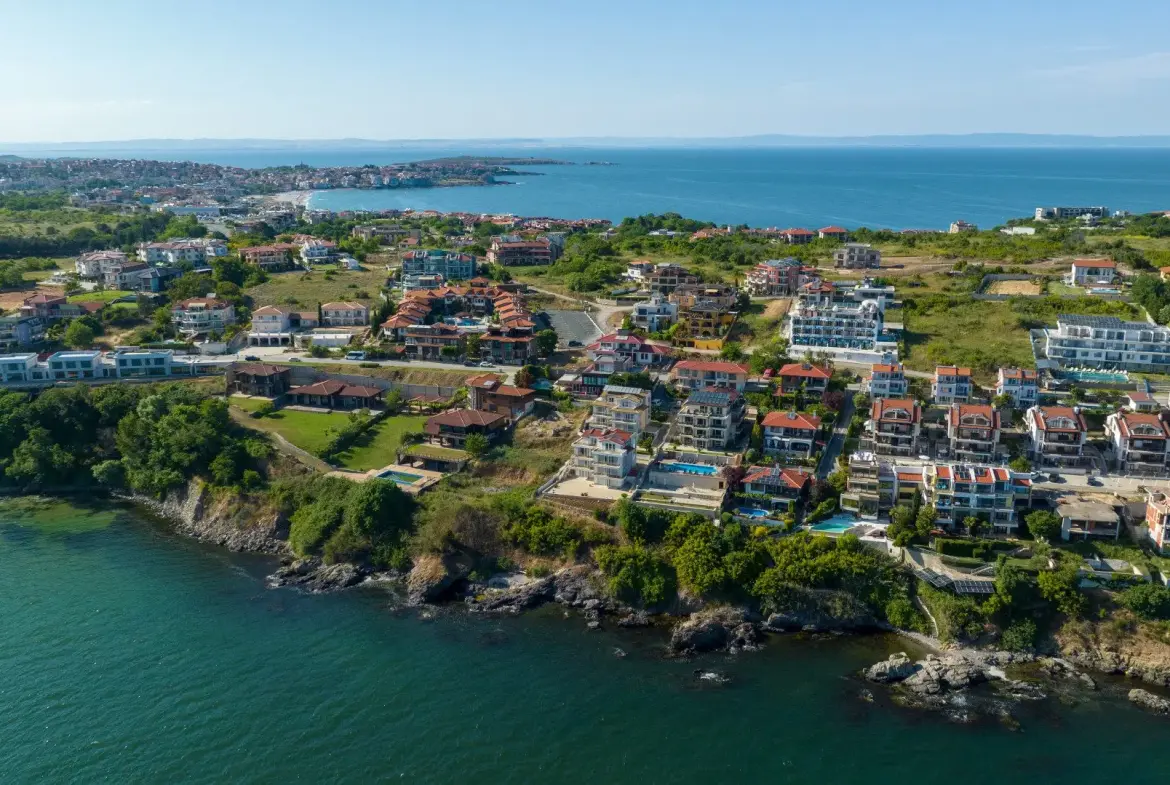 Excellent detached house in Sozopol on the seafront with pool and beach.