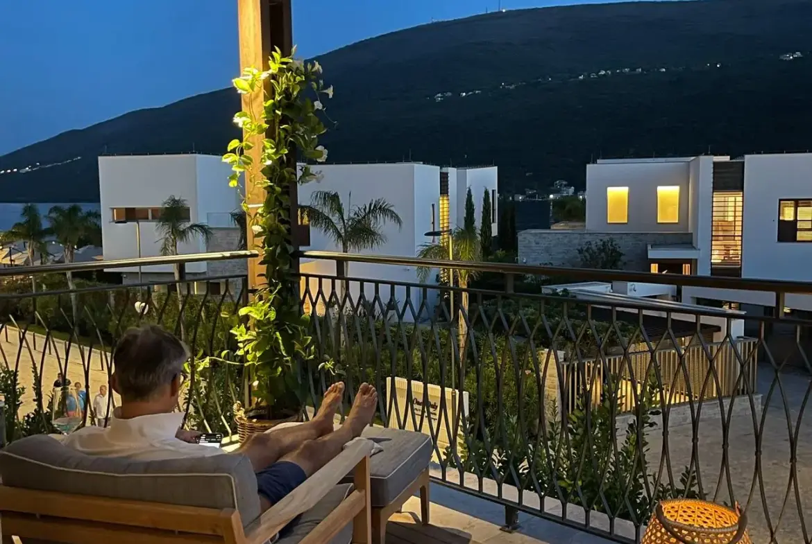 Three-Bedroom Apartment, Portonovi