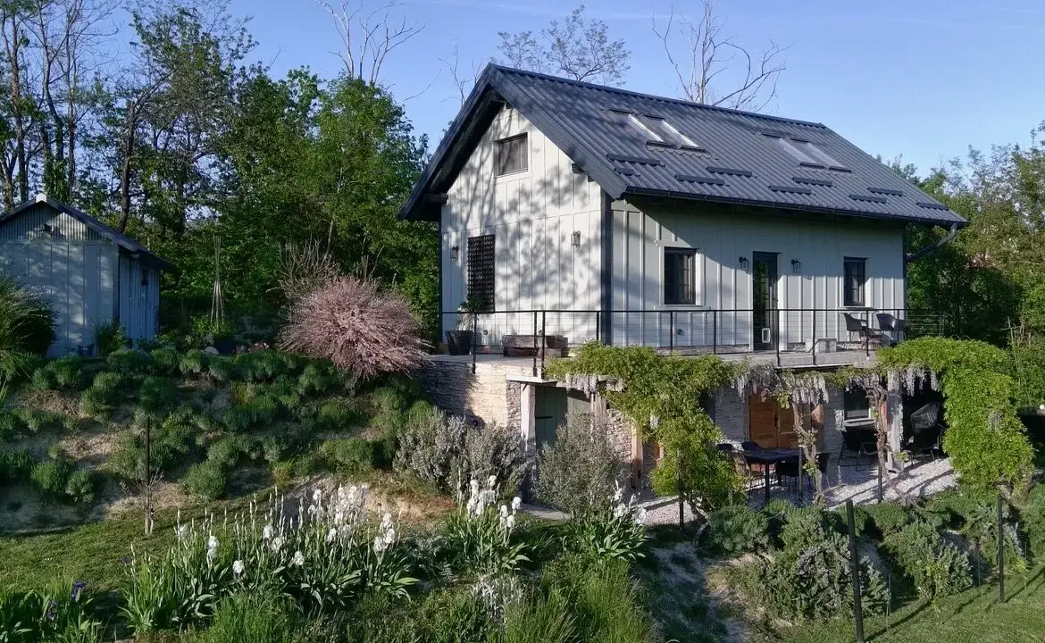 South East area – A beautiful, renovated house with large garden and vineyard