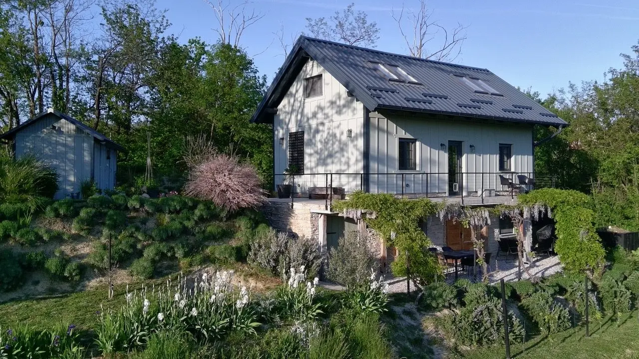 South East area – A beautiful, renovated house with large garden and vineyard