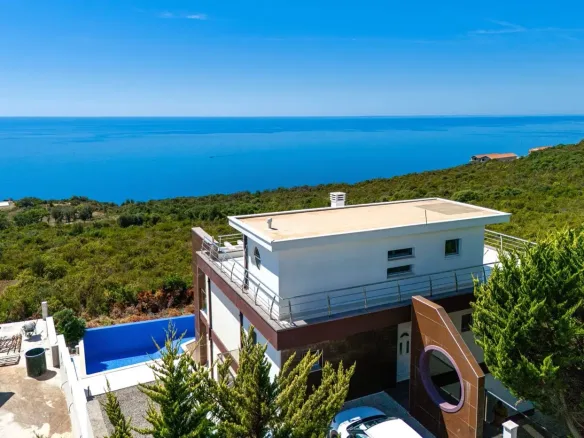 Villa with pool and open sea view