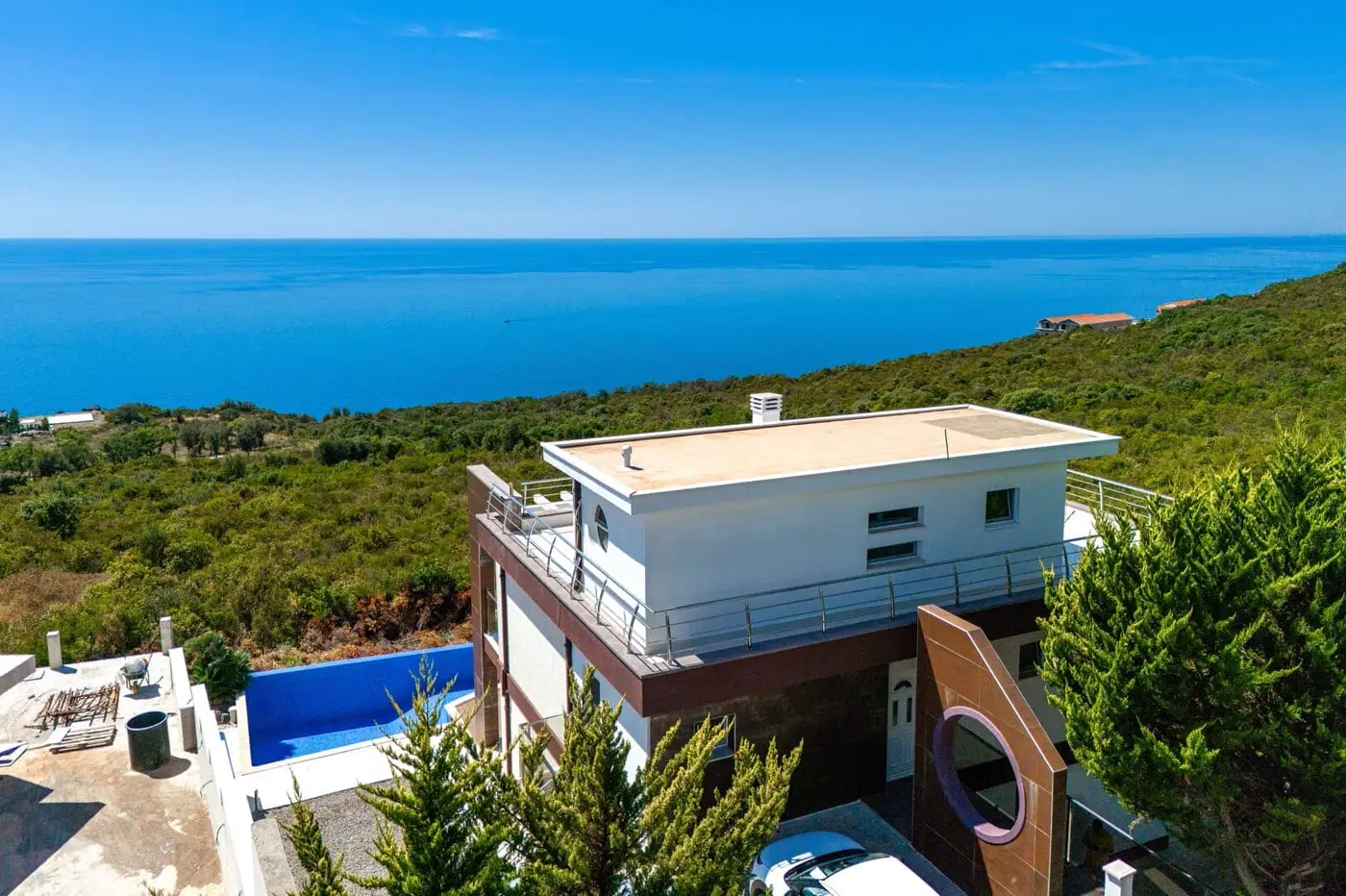 Villa with pool and open sea view