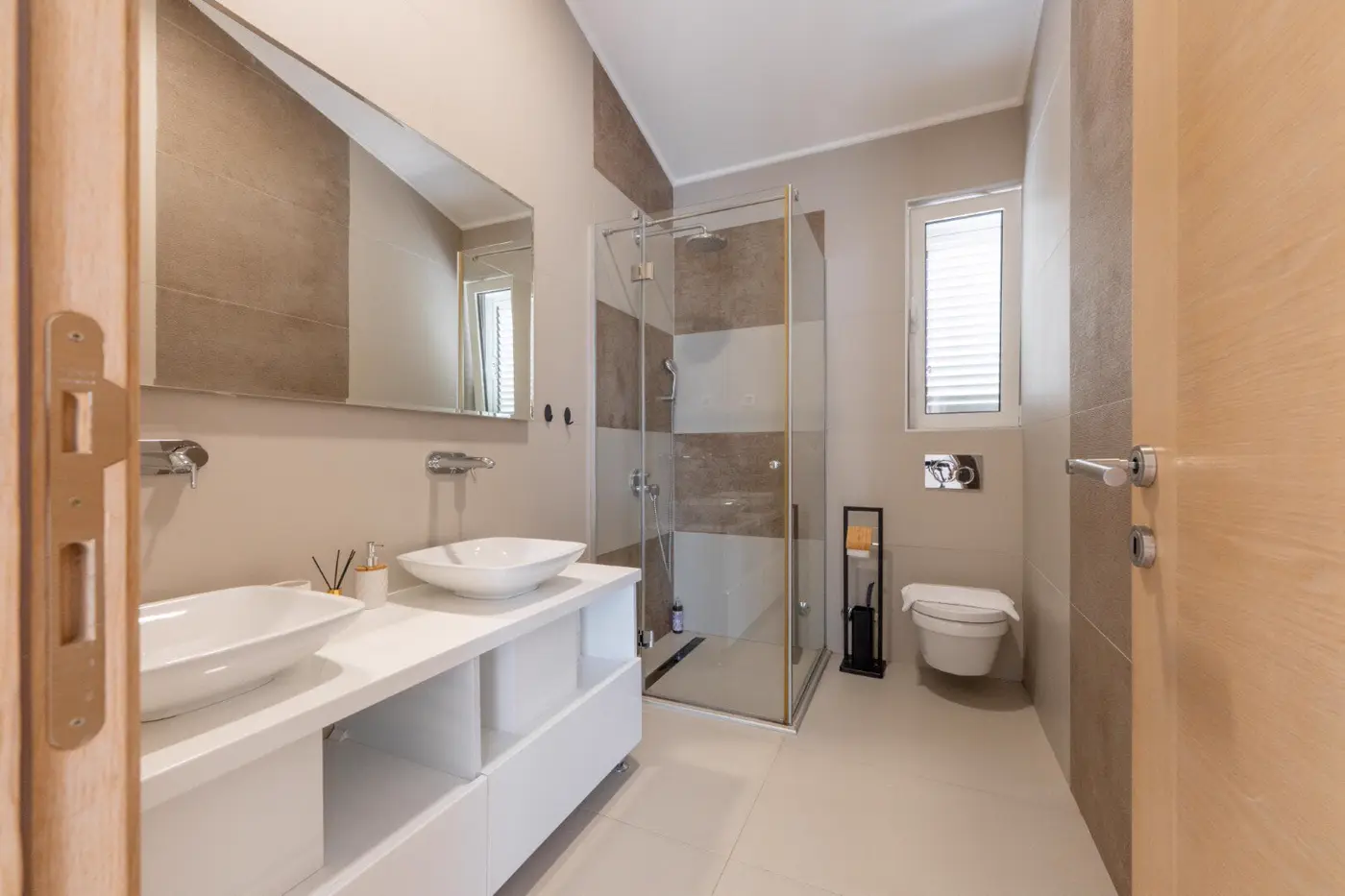 Luxuriously furnished six-room villa with private pool, Dobrota