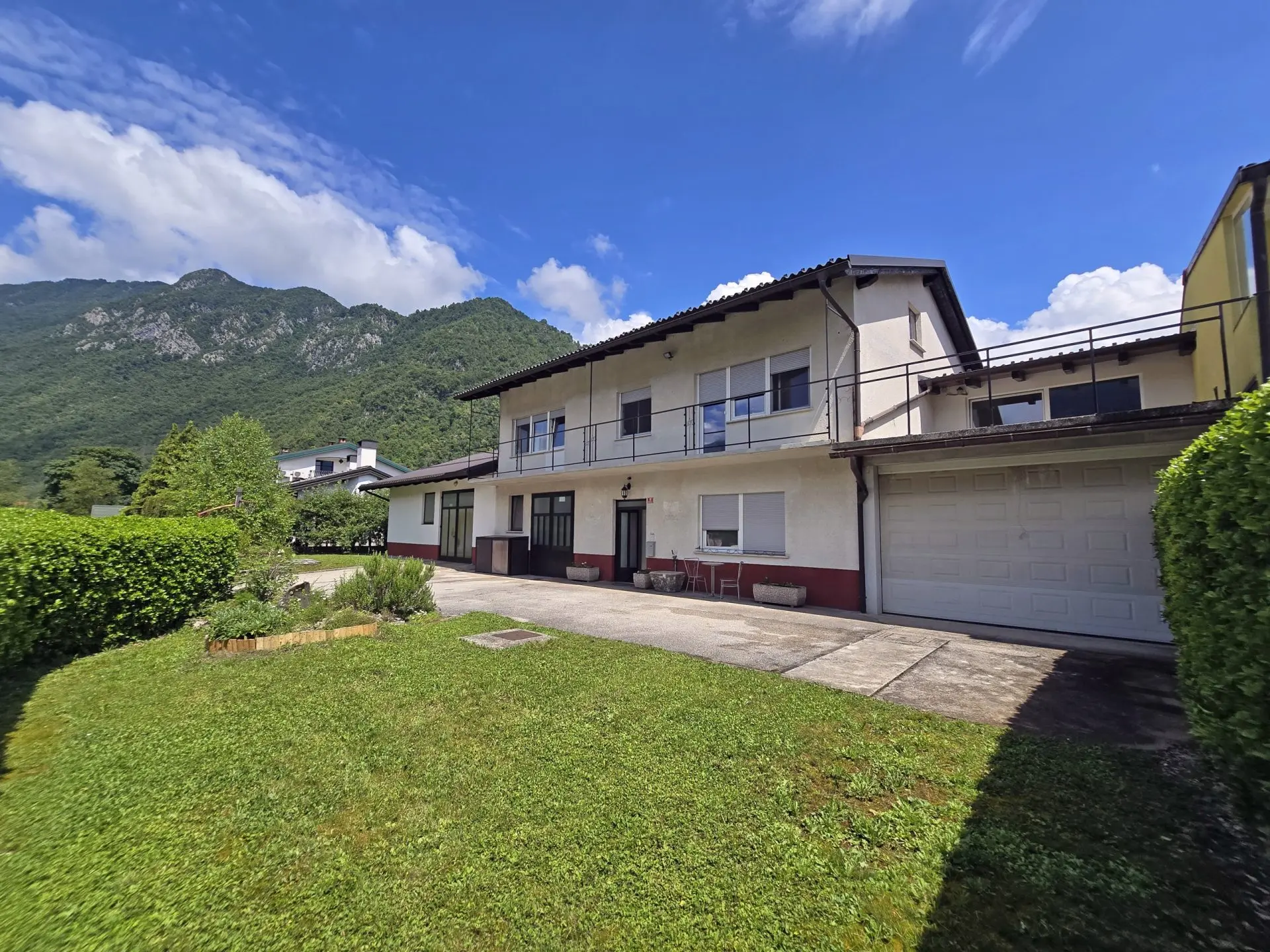 Soca Area – Kobarid, Spacious house with commercial space
