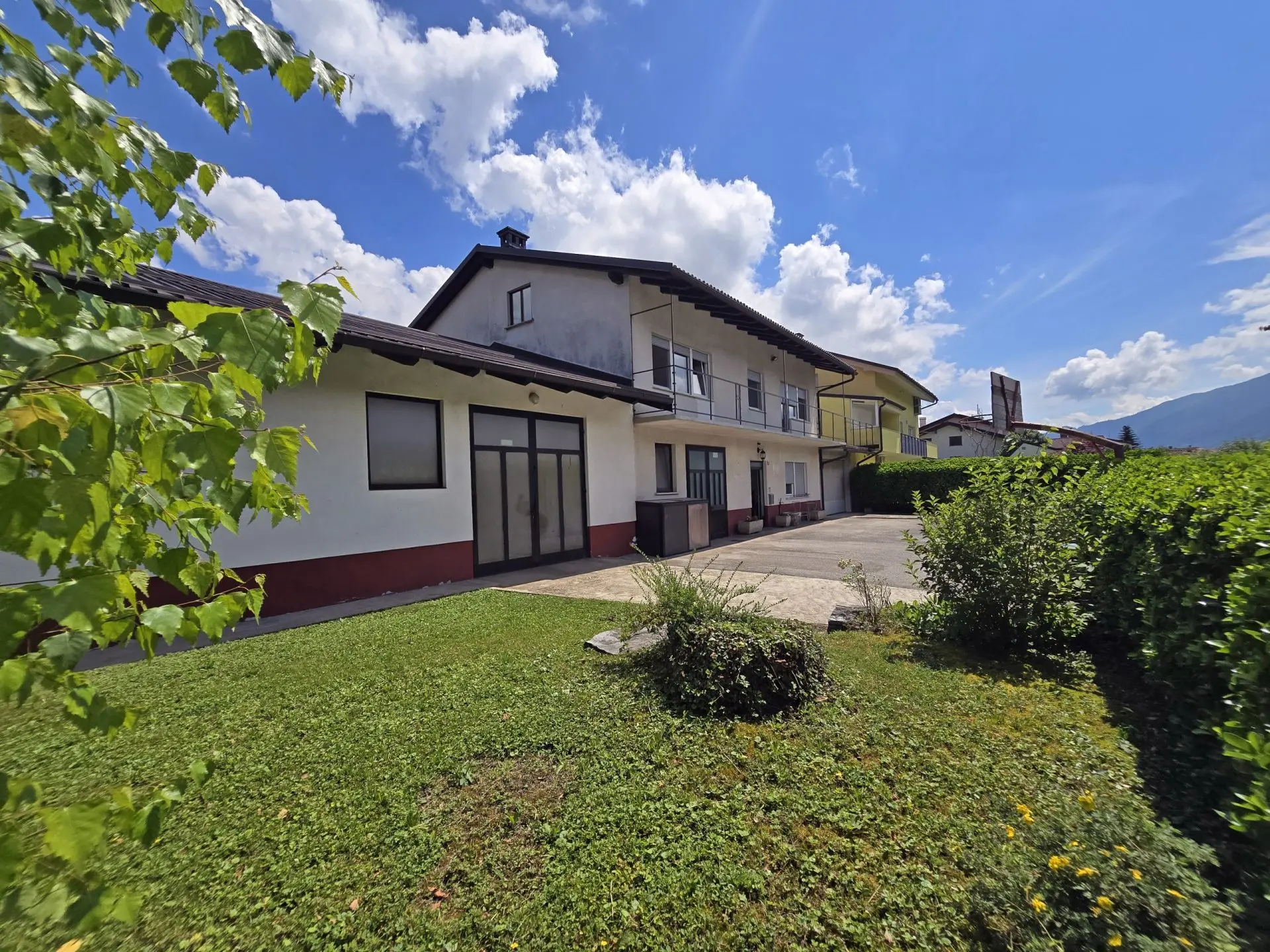 Soca Area – Kobarid, Spacious house with commercial space