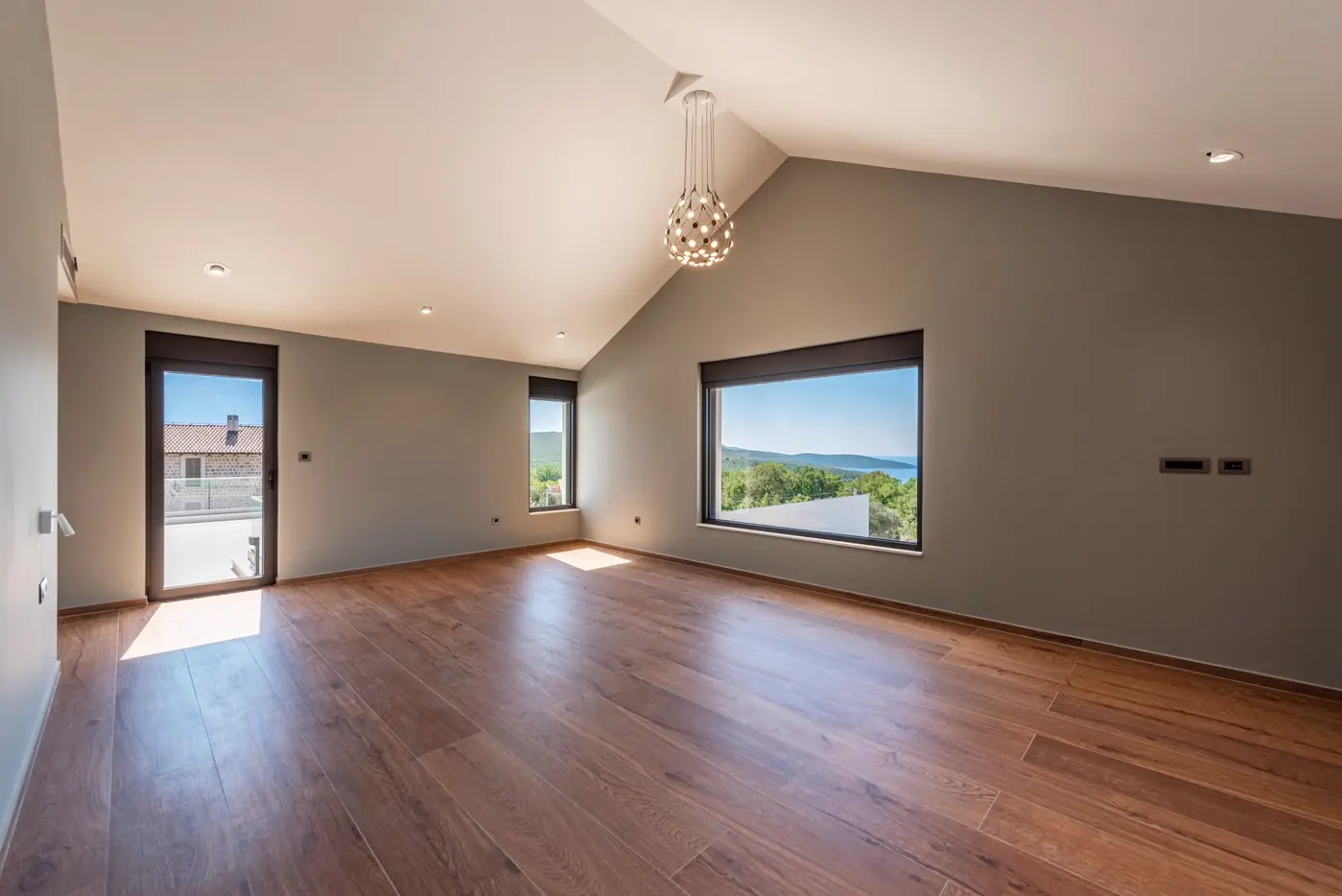 An exceptional complex of villas with an outdoor pool and a large estate, Đuraševići, Tivat