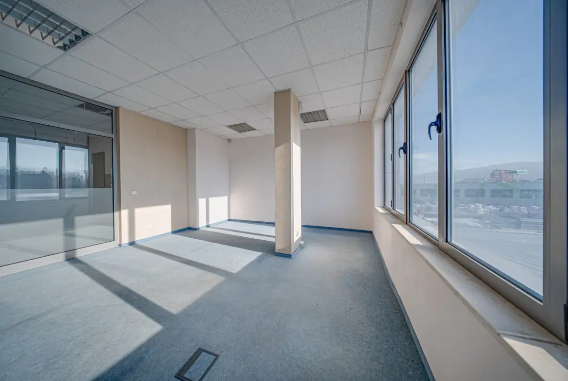 Office building with warehouse in a convenient location in Druzhba 2 district for sale