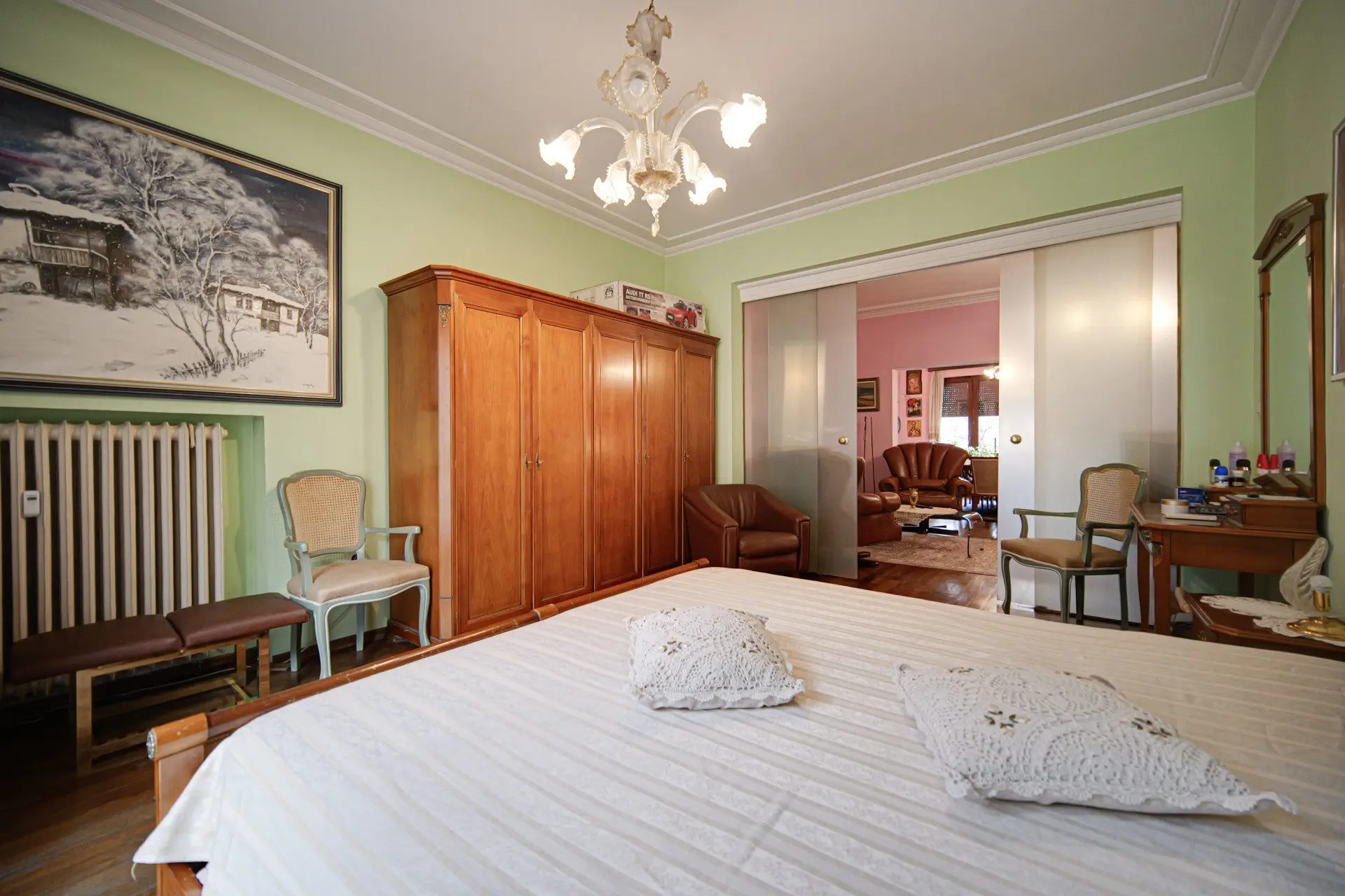 Aristocratic apartment for sale in an excellent location next to the St. Alexander Nevsky Cathedral