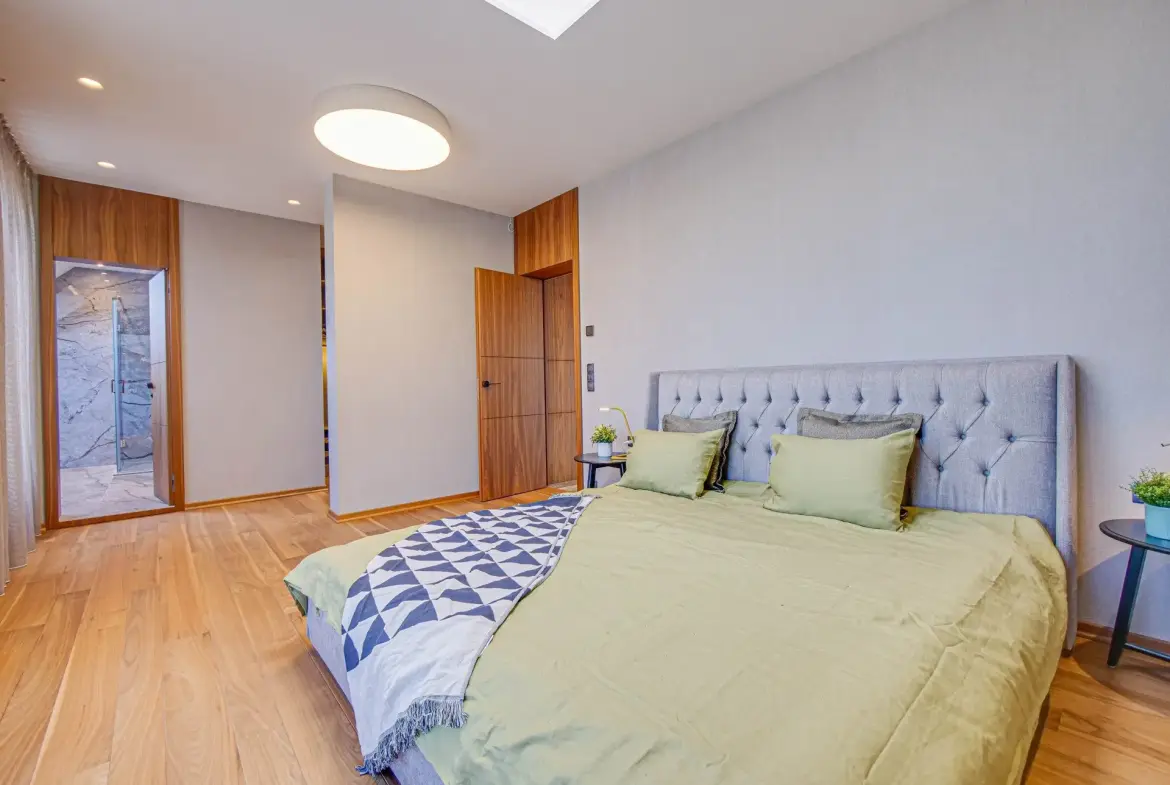Magnificent three-bedroom apartment with a double garage in the Iztok district for sale