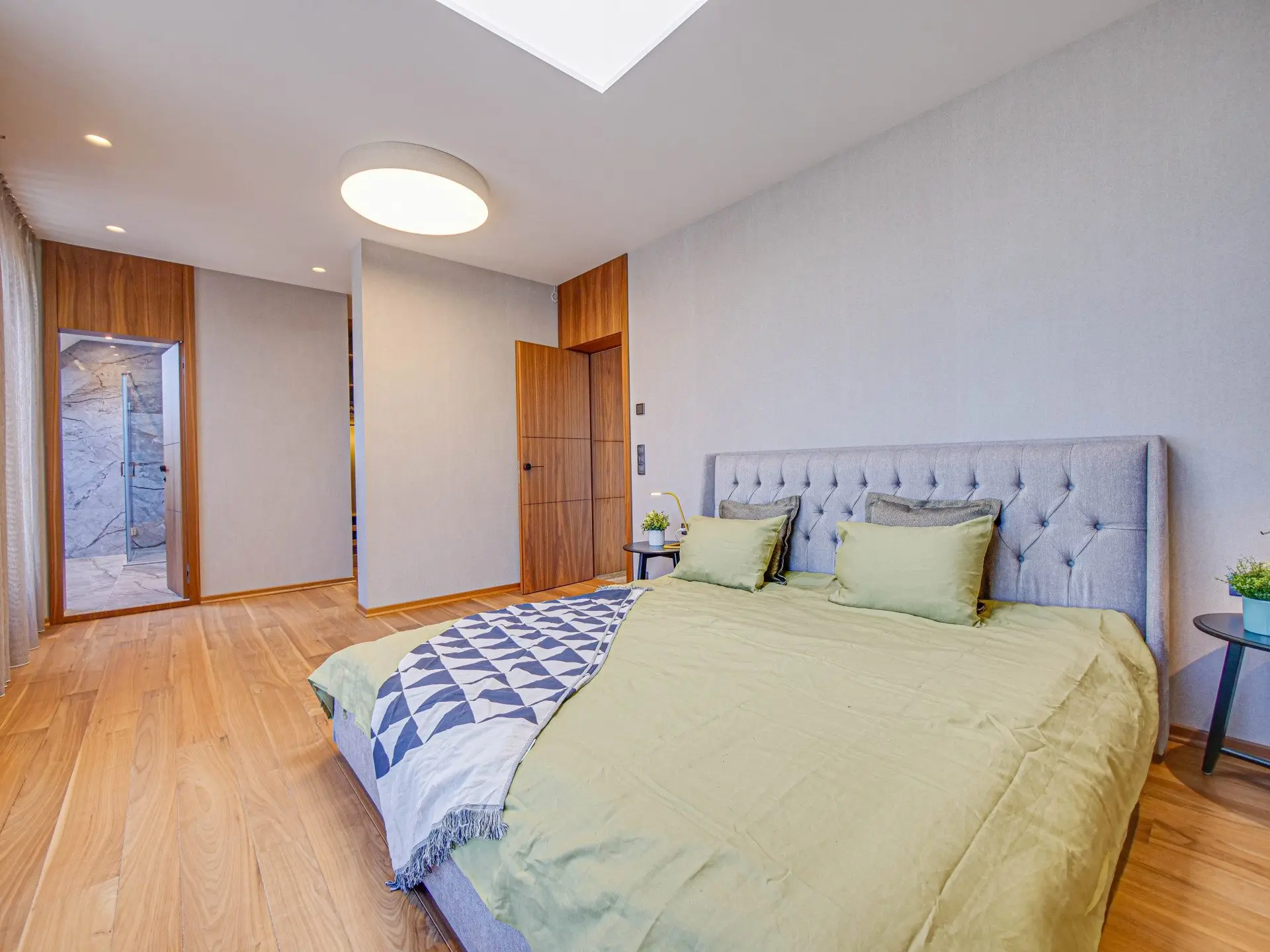 Magnificent three-bedroom apartment with a double garage in the Iztok district for sale
