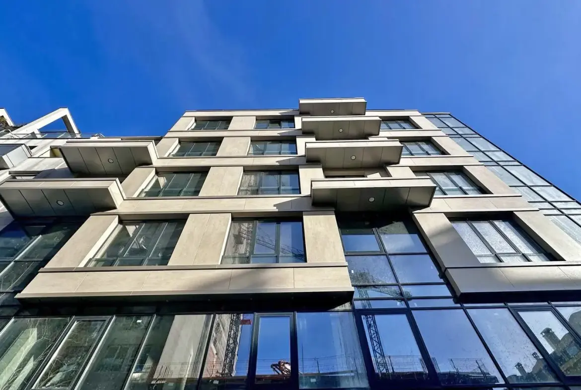 Restaurant in a new luxurious residential building next to James Boucher subway station for sale