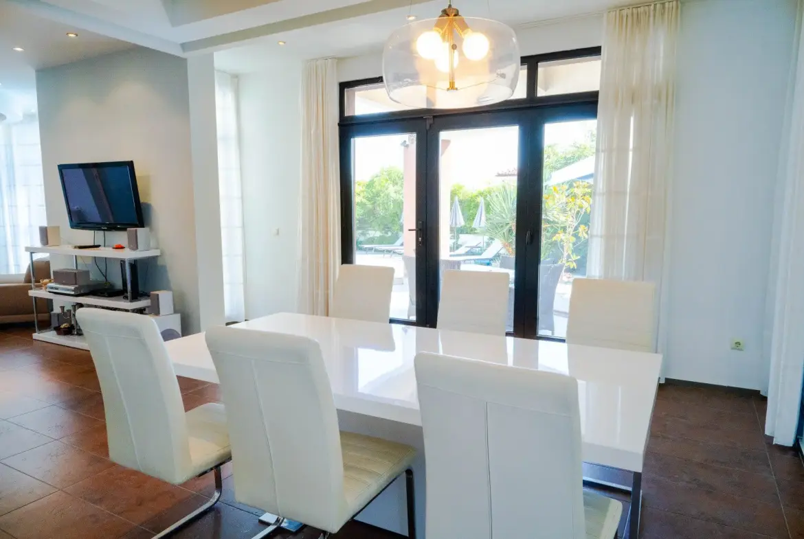 Spacious detached house in excellent condition and swimming pool in Budjaka area