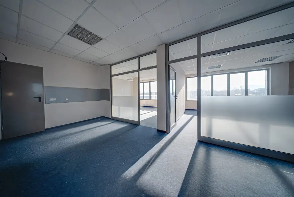 Office building with warehouse in a convenient location in Druzhba 2 district for sale