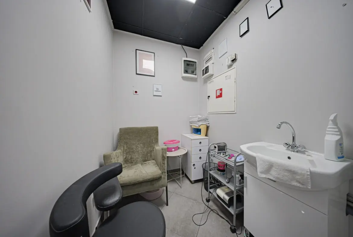 Commercial premises facing two streets, suitable for a beauty salon, shop, showroom