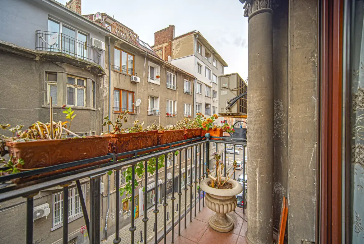 Aristocratic apartment for sale in an excellent location next to the St. Alexander Nevsky Cathedral
