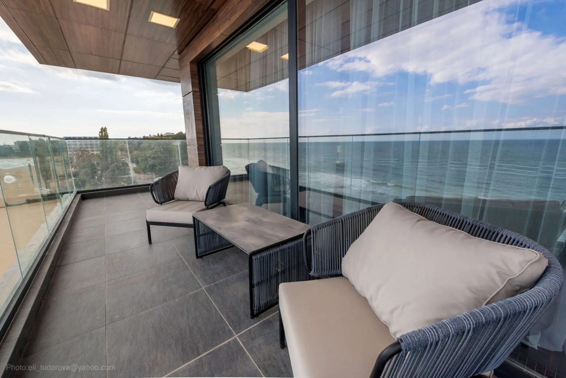 Luxury apartment in a complex on the first line to the beach