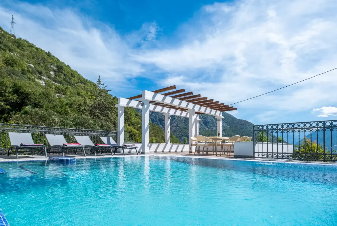 Four bedrooms villa Boka Bay