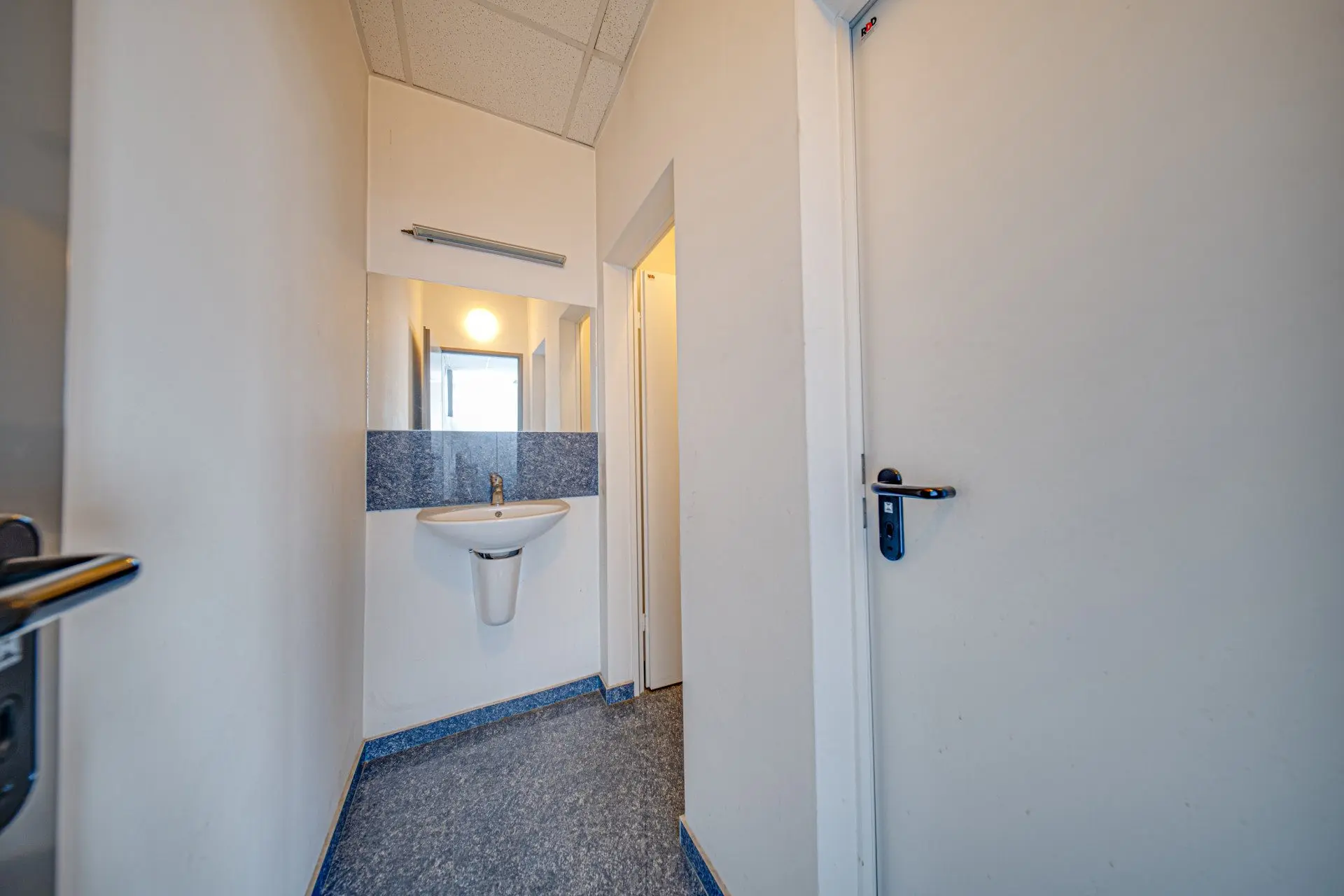 Office building with warehouse in a convenient location in Druzhba 2 district for sale