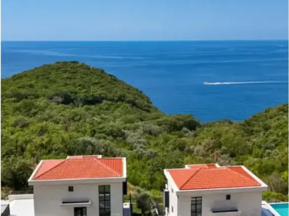 Two new Villas with sea view and swimming pools