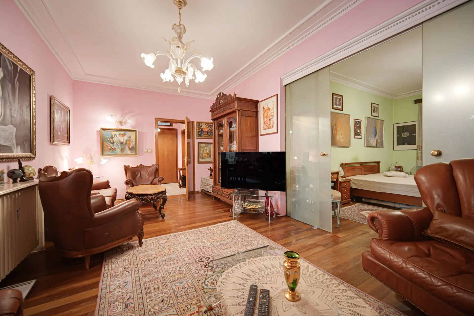 Aristocratic apartment for sale in an excellent location next to the St. Alexander Nevsky Cathedral