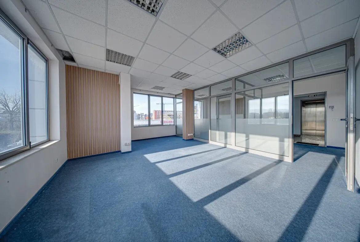 Office building with warehouse in a convenient location in Druzhba 2 district for sale