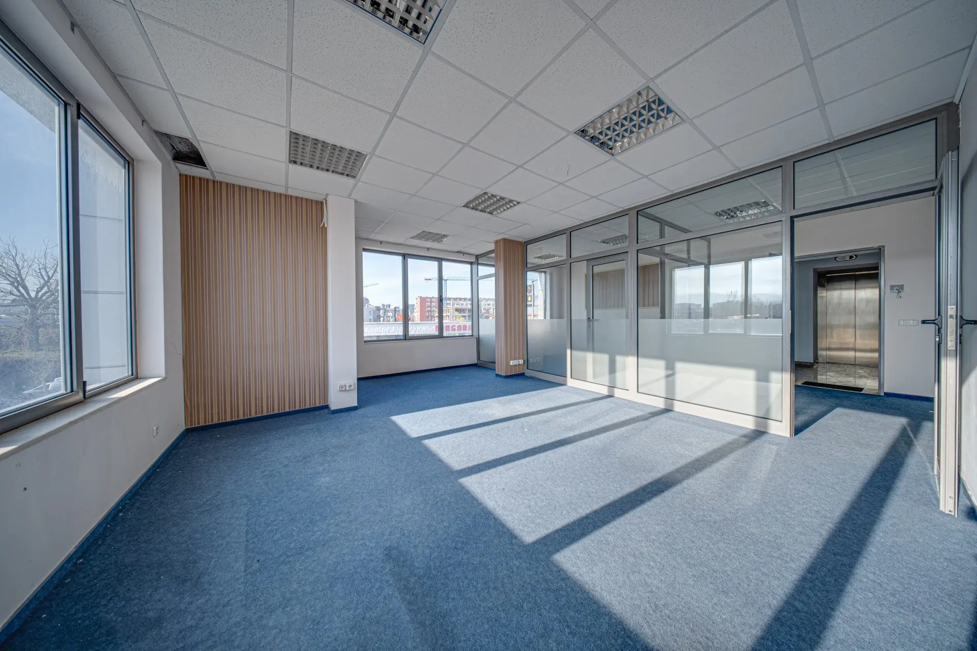 Office building with warehouse in a convenient location in Druzhba 2 district for sale