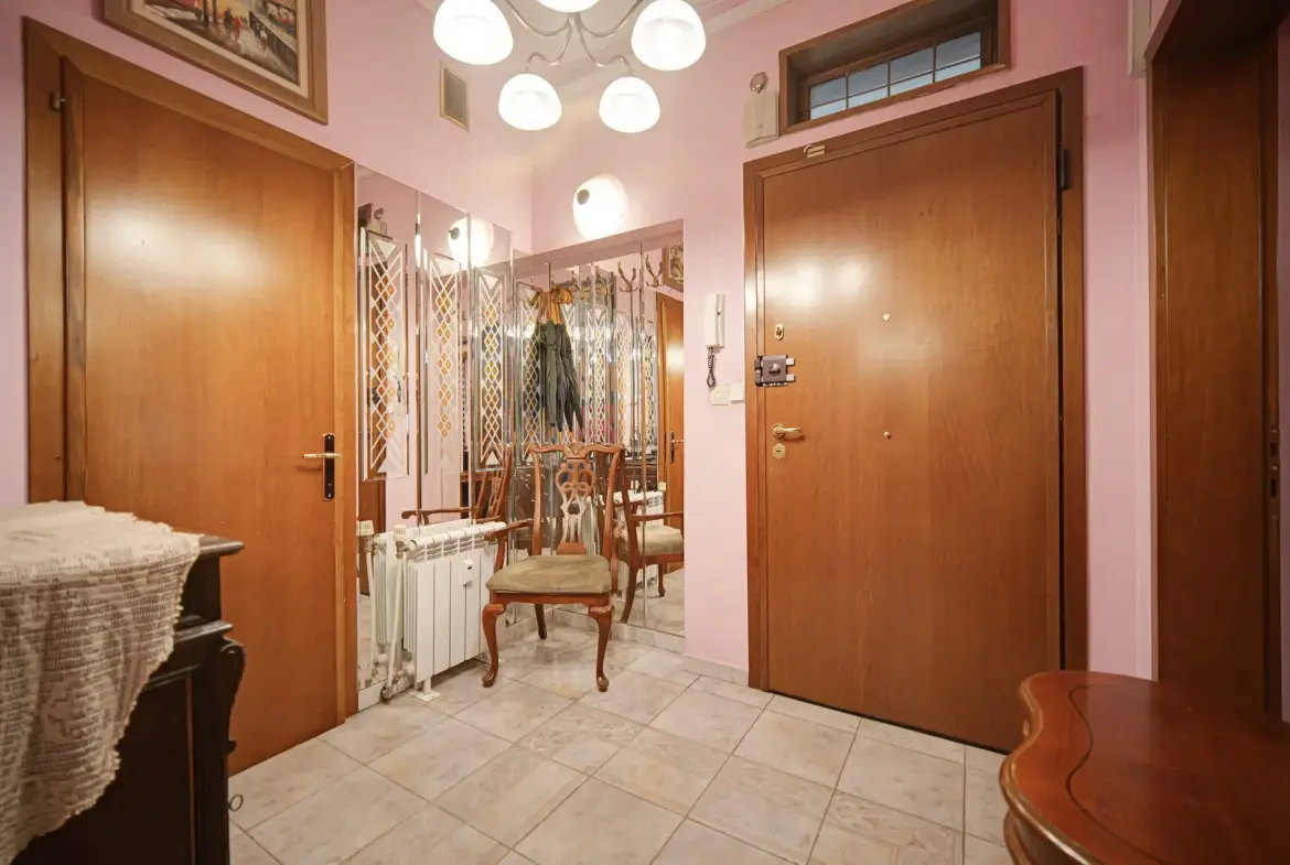 Aristocratic apartment for sale in an excellent location next to the St. Alexander Nevsky Cathedral