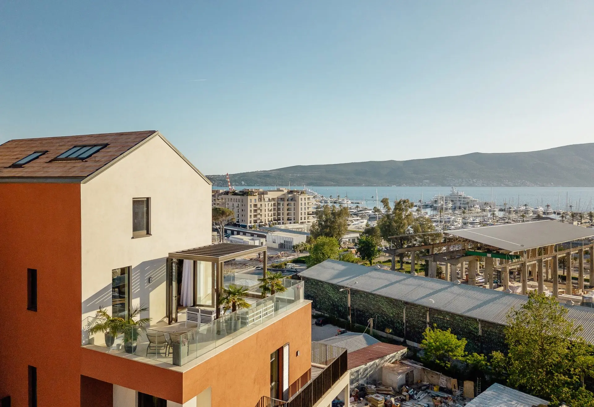 29f712199661b5d4a7e4e04fbf114ebfa1088af3252cd6758dd46c27ac1592b16824d1544a0c7 Sea View Penthouse in Boka Place, Porto Montenegro