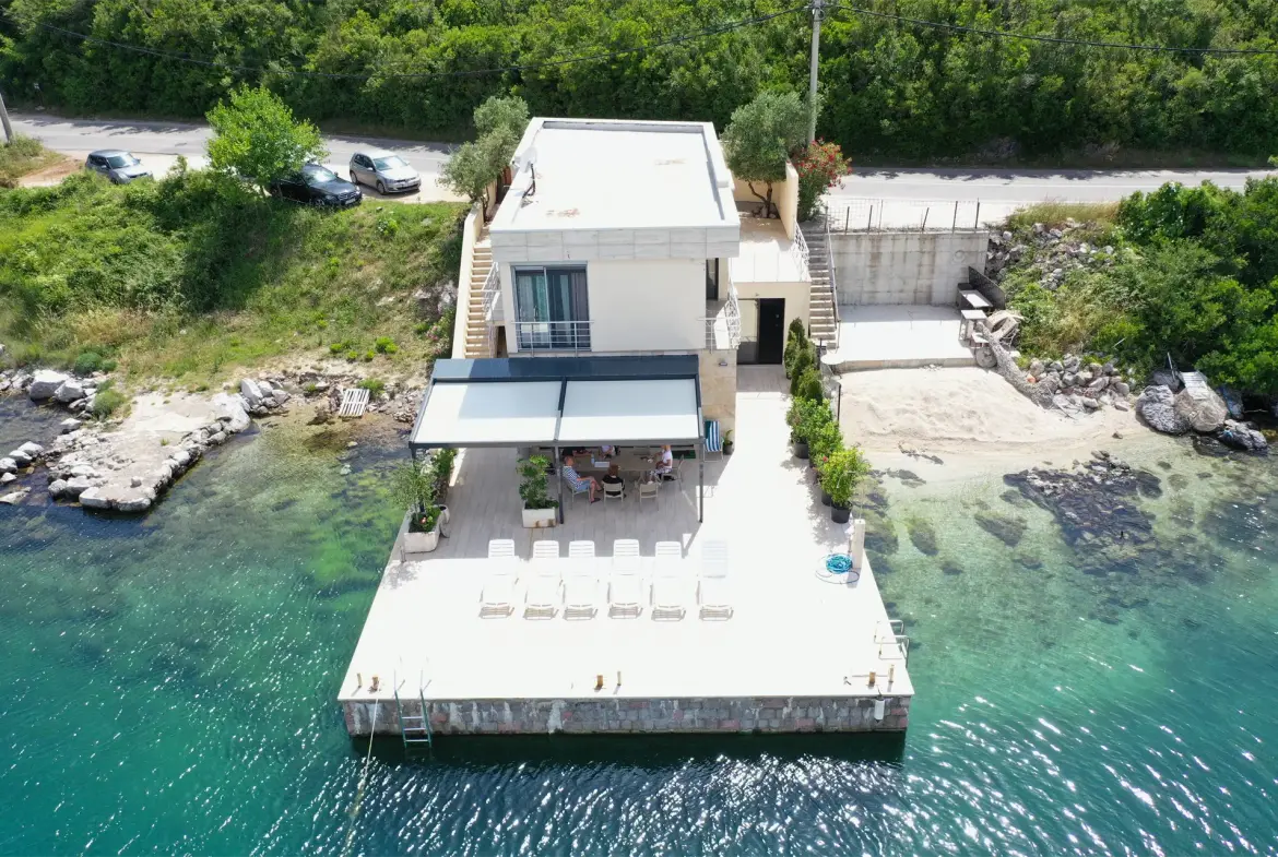Villa first line to the sea