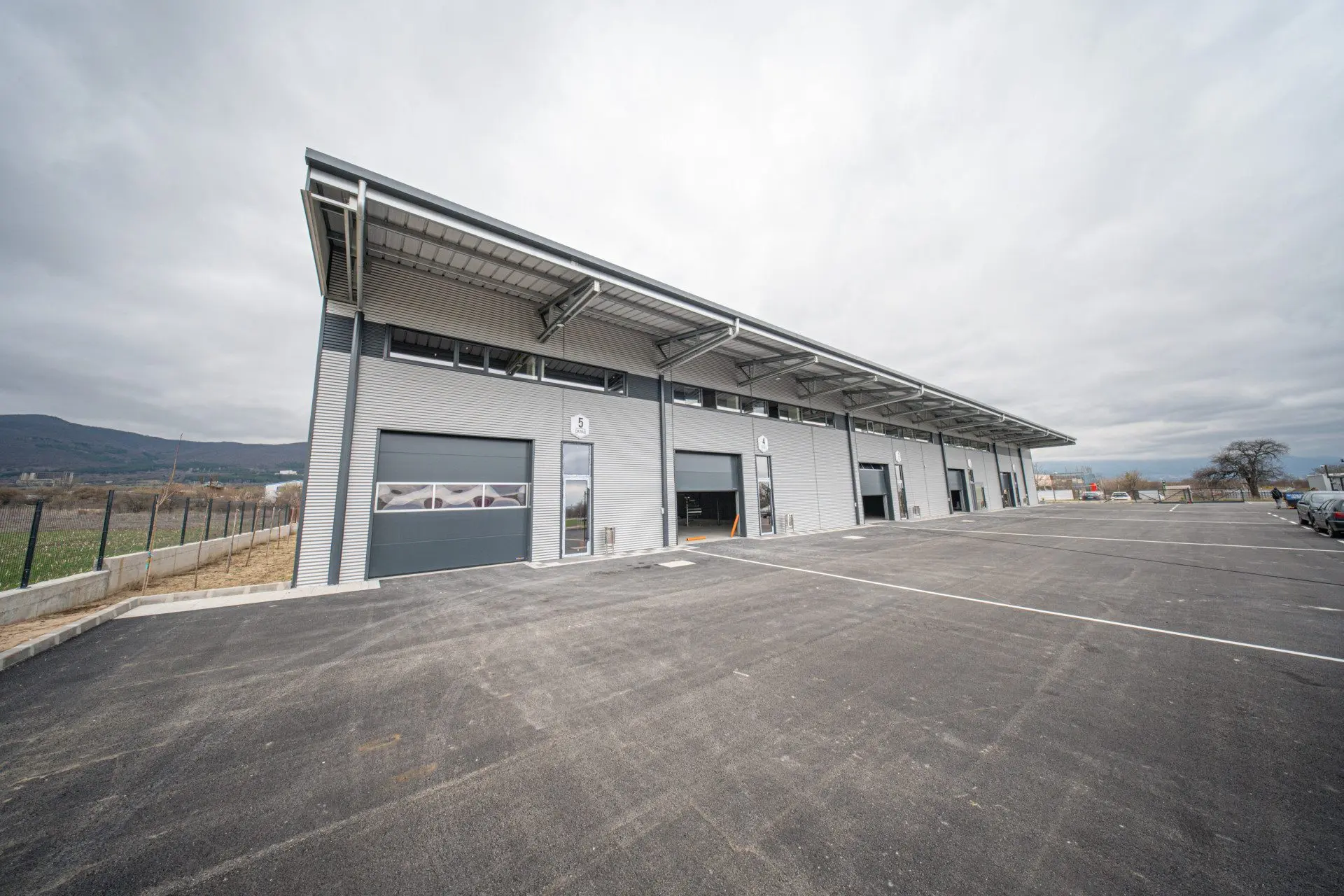 2c8bebbf7be33a87a204466a40fbb98a Newly built warehouse premises are for sale in the village of Lozen, at the Act 14 stage