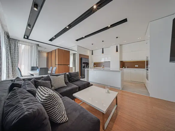Penthouse in one of the most preferred and well-maintained complexes Flora Park