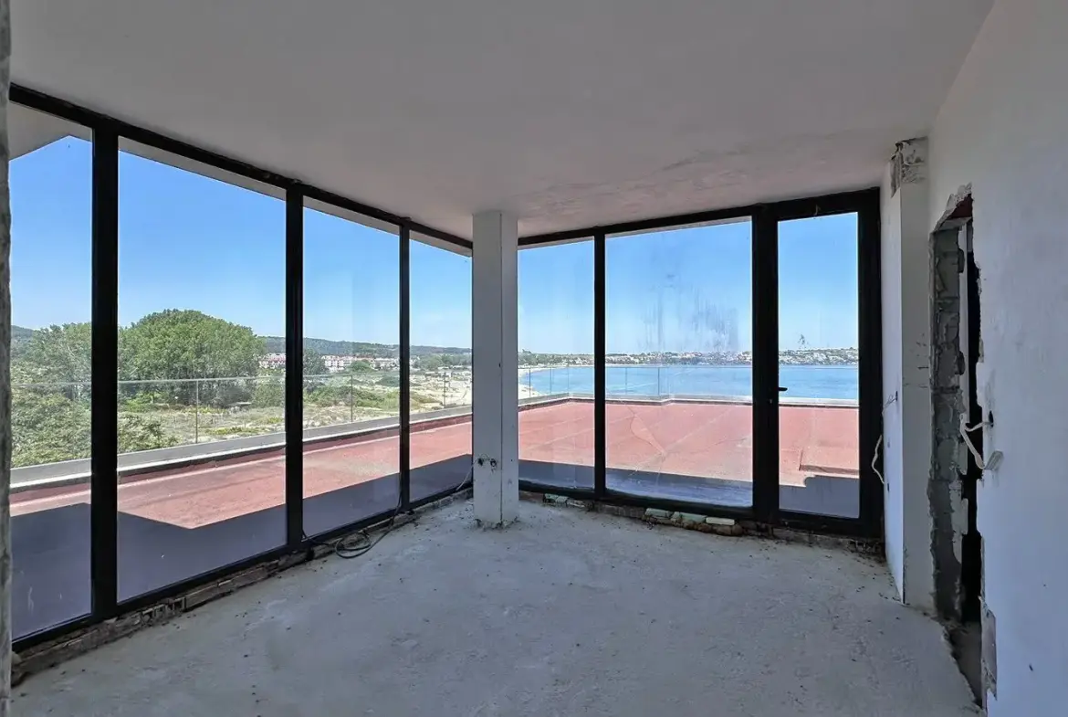 Spacious penthouse with an impressive panorama of Kavatsi beach