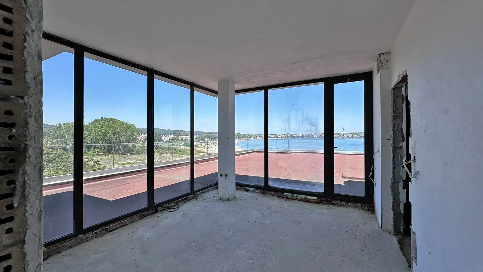 Spacious penthouse with an impressive panorama of Kavatsi beach