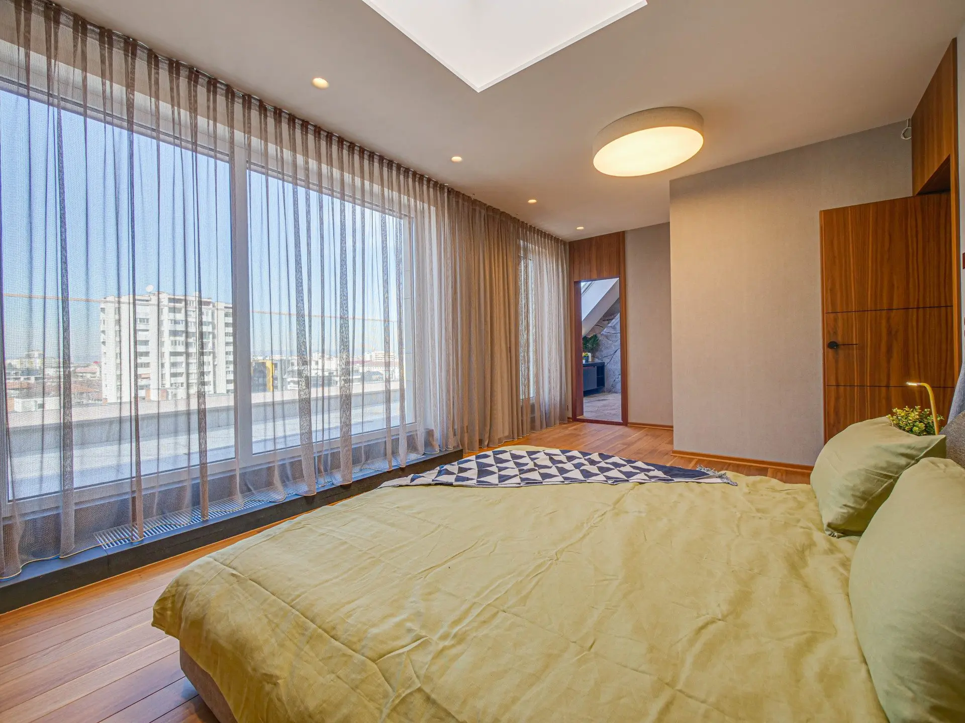Magnificent three-bedroom apartment with a double garage in the Iztok district for sale