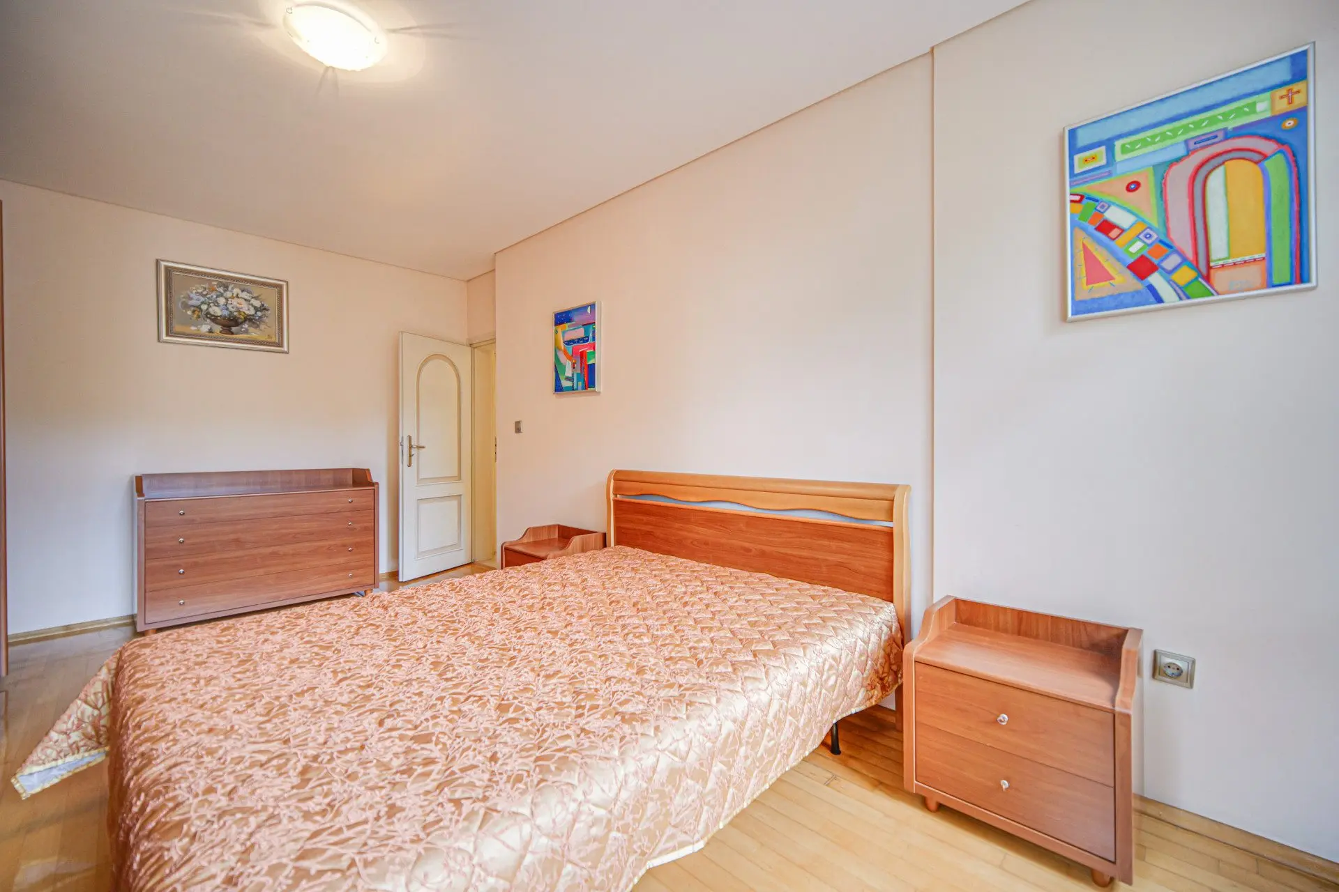 Spacious four-room apartment with panoramic views of Borisova Garden in the heart of Lozenets