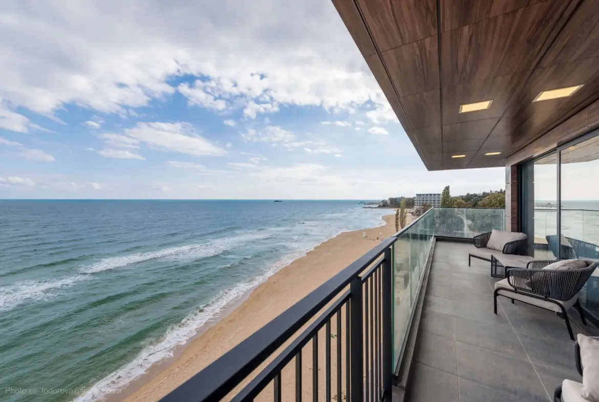 Luxury apartment in a complex on the first line to the beach