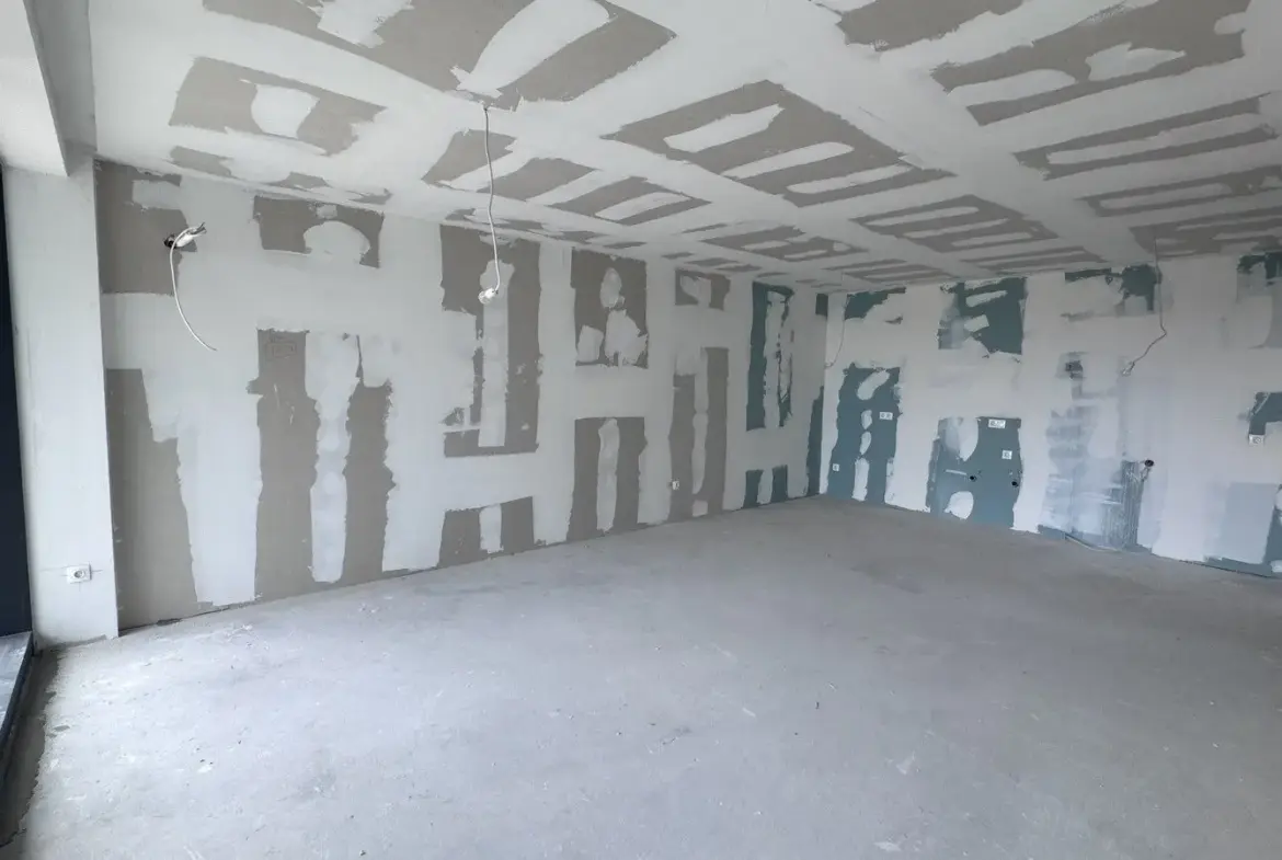 Three-bedroom apartment in a preferred newly built complex next to Zaimov Park