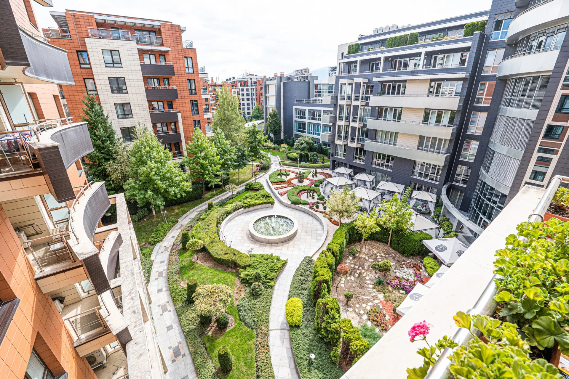 An exceptional four-room apartment in one of the most prestigious gated complexes in the Iztok district.