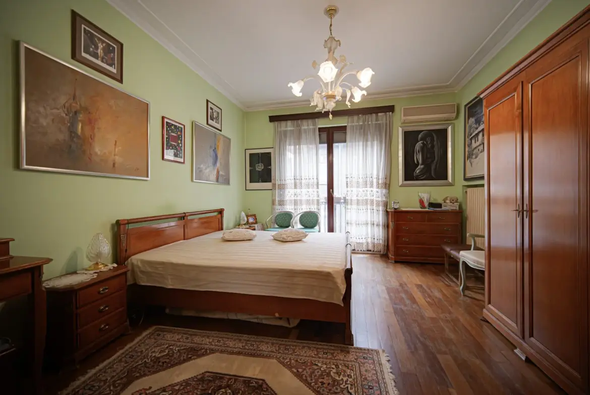 Aristocratic apartment for sale in an excellent location next to the St. Alexander Nevsky Cathedral