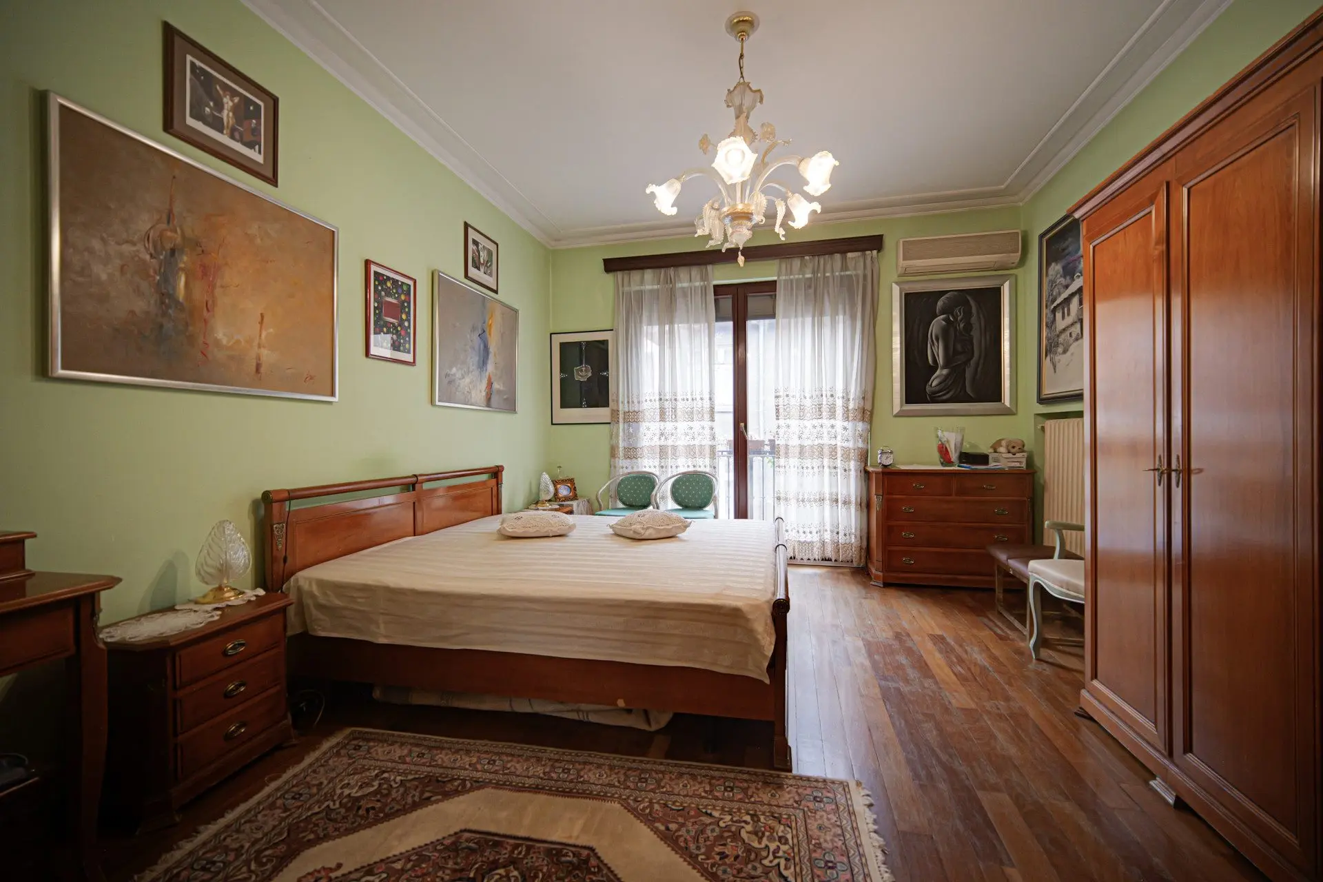 Aristocratic apartment for sale in an excellent location next to the St. Alexander Nevsky Cathedral