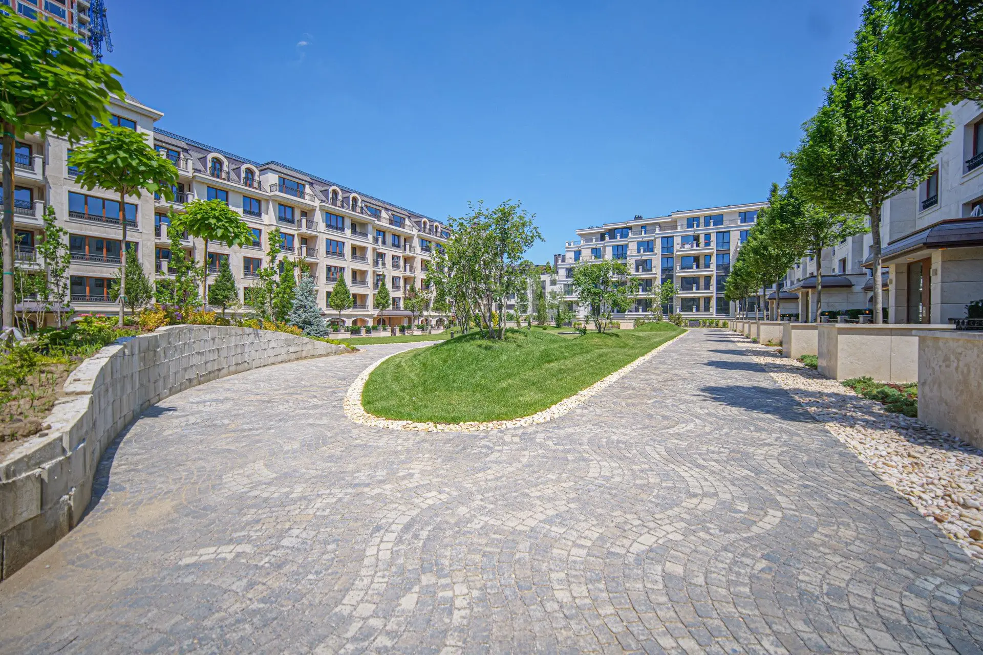 3329de5abab408aa2f87ac172e2370ed-1 One-of-a-kind penthouse with 360-degree views