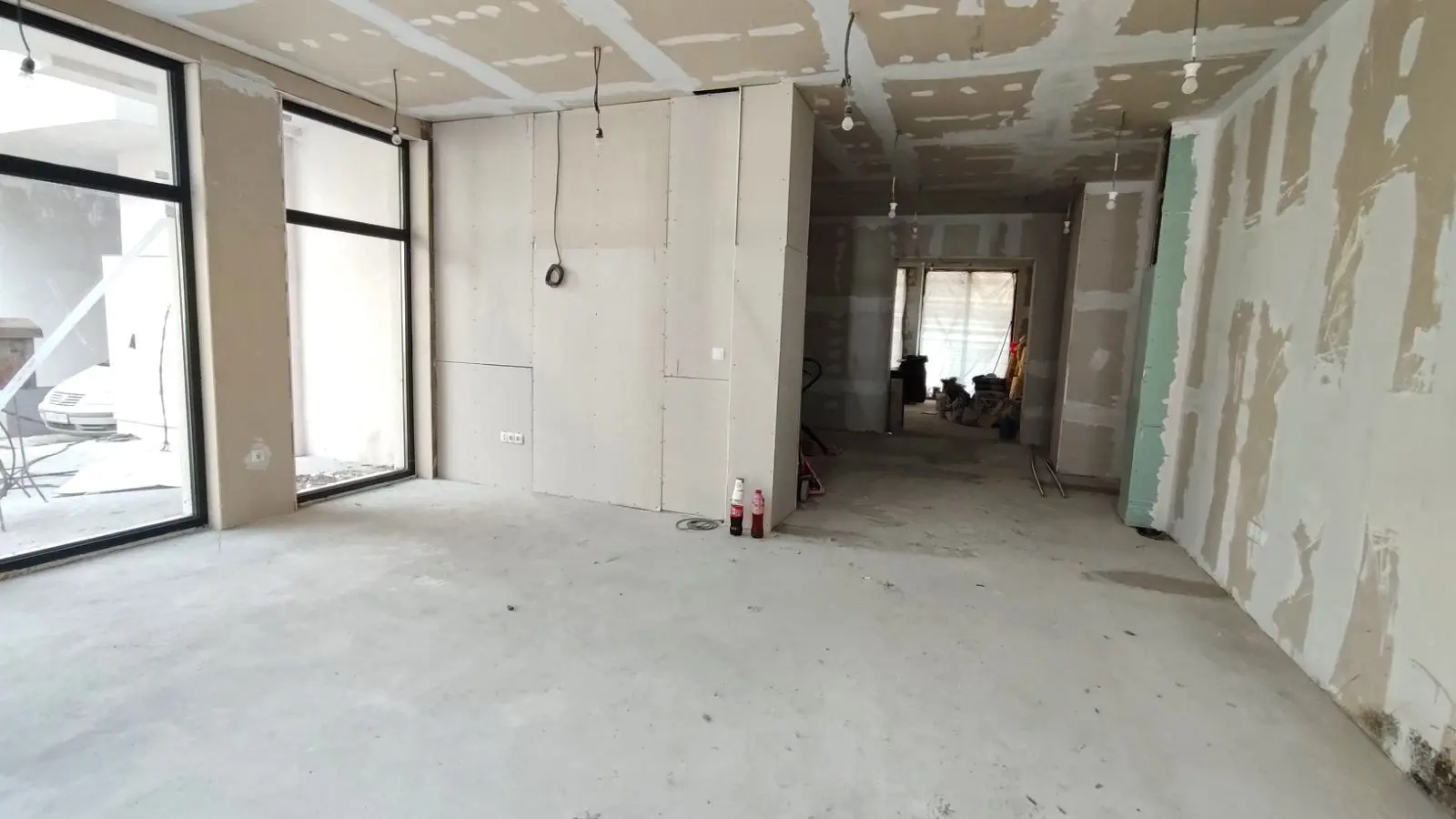 Office with an excellent location and three parking spaces next to the National Assembly and the Council of Ministers