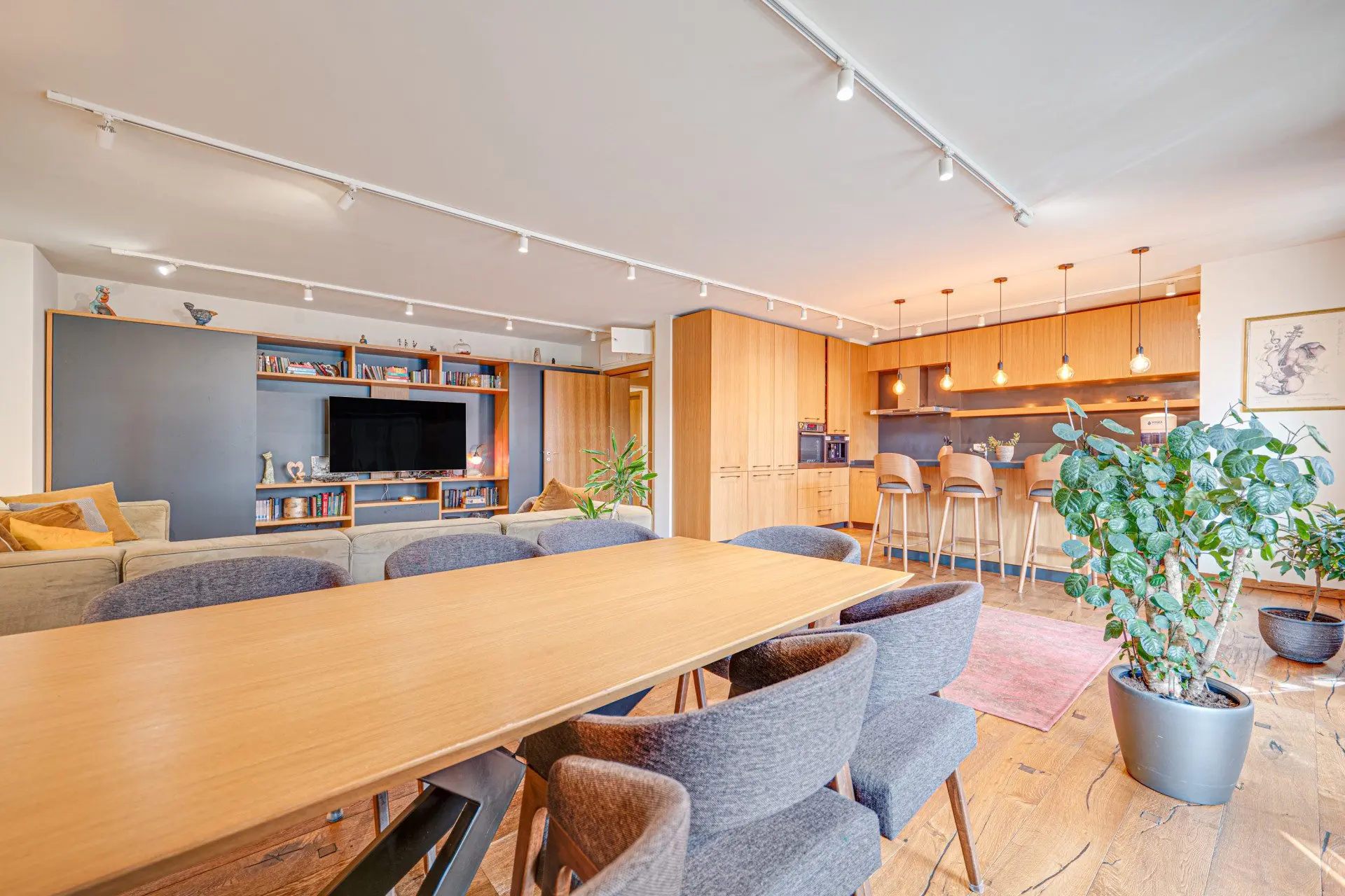 An exceptional four-room apartment in one of the most prestigious gated complexes in the Iztok district.