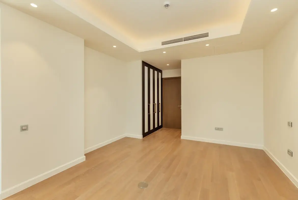 Three-bedroom apartment in Village Residence